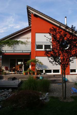 Blick auf Veranda und Teich